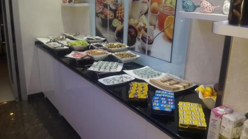 een buffet met veel verschillende soorten eten op een tafel bij Asrin Business Hotel Kızılay in Ankara