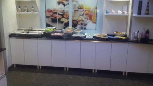 een buffet met veel verschillende soorten eten bij Asrin Business Hotel Kızılay in Ankara