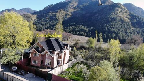 una casa en medio de una montaña en Riverine Residence, en Nu Chid