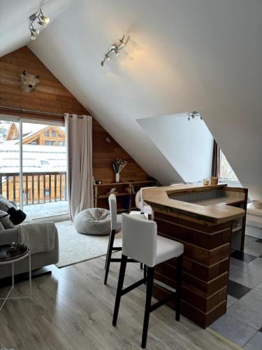 - un salon mansardé avec un piano dans l'établissement Studio confortable Le Grand Pelvoux, à Les Claux