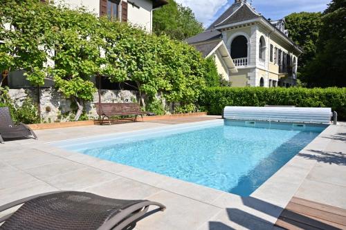 une piscine devant une maison dans l'établissement Studio voûté, atypique, à Chambéry