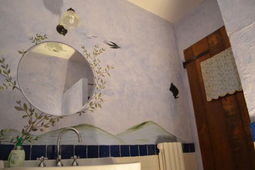 a bathroom with a mirror and a sink at Appartamento Il Cantico Del Gallo, Wifi, Near Perugia in Colle