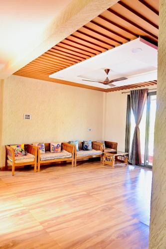 Χώρος καθιστικού στο Triveni Stays Cloud Scape Heaven 3BHK In Lonavala