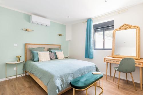 une chambre avec un lit avec un miroir et un bureau dans l'établissement Beige Hospitalité - Salomé - Golden suite, à Saint-Étienne