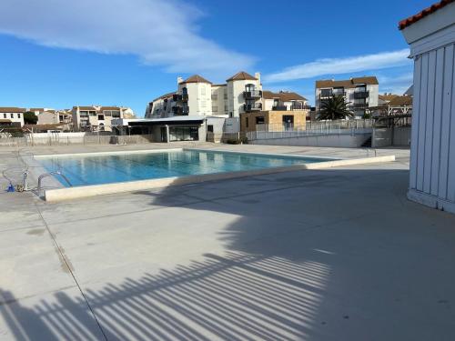 une piscine sur le côté d'un immeuble dans l'établissement Le Barcarès pour 4 personnes L'Evasion Catalane, au Barcarès