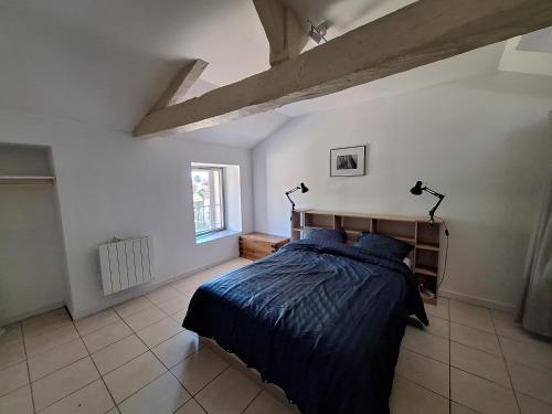 une chambre avec un lit dans une pièce blanche dans l'établissement VU sur campagne, maison proche Chatellerault, à Availles en Chatellerault