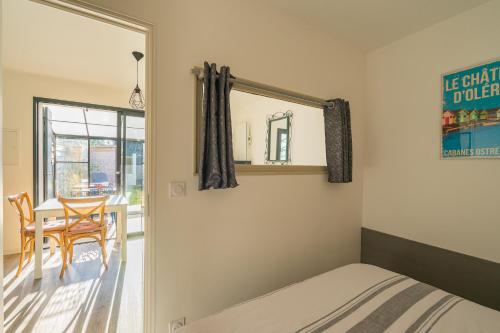 une chambre avec un lit, une table et une fenêtre dans l'établissement Maisonette seaside, à Vaux-sur-Mer