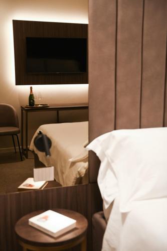 a hotel room with a bed and a table at Modena Relax Luxury Rent Rooms in Modena