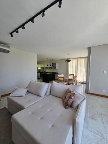 Una sala de estar con un sofá blanco y una mesa. en Descanso na Serra, en Areal