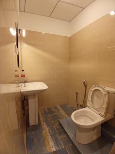 a bathroom with a toilet and a sink at Sol Y Mar - Unawatuna in Galle