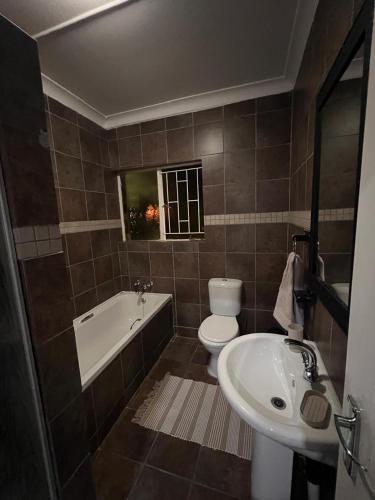 Ένα μπάνιο στο Seasons Inn Self-catering guesthouse