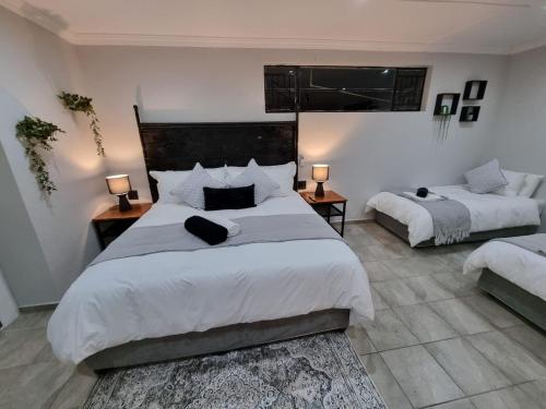 Ένα ή περισσότερα κρεβάτια σε δωμάτιο στο Seasons Inn Self-catering guesthouse