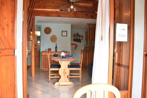 une salle à manger avec une table et une cuisine dans l'établissement Maison Studio mezzanine - Gruissan Ayguades AY030-207, à Gruissan