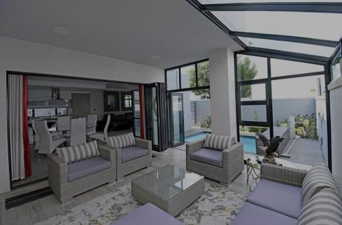 Posezení v ubytování Cozy and Stylish Retreat in the Heart of Sandton