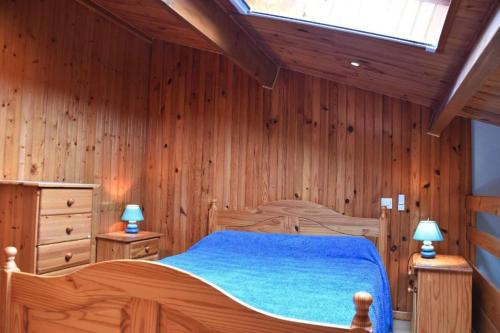 une chambre avec un lit avec des draps bleus et une fenêtre dans l'établissement Maison Studio mezzanine - Gruissan Ayguades AY030-207, à Gruissan