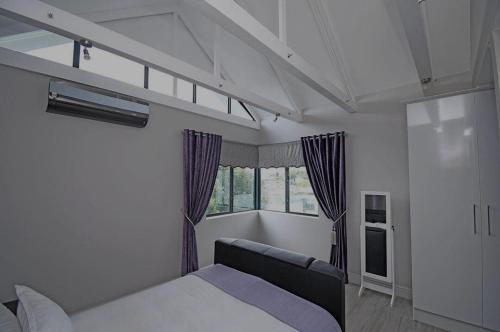 Ένα ή περισσότερα κρεβάτια σε δωμάτιο στο Cozy and Stylish Retreat in the Heart of Sandton