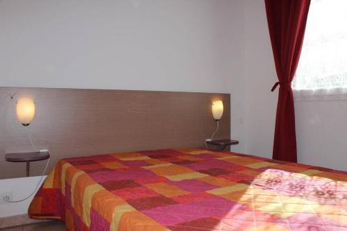 une chambre avec un lit avec une couette colorée dans l'établissement Appartement 2 pièces - Gruissan GN190-711, à Gruissan