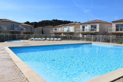 - une grande piscine en face de certains appartements dans l'établissement Appartement 2 pièces - Gruissan GN190-711, à Gruissan