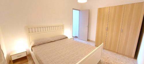 Un dormitorio pequeño con una cama y un armario. en Villaggio Rossi, en Porto Potenza Picena