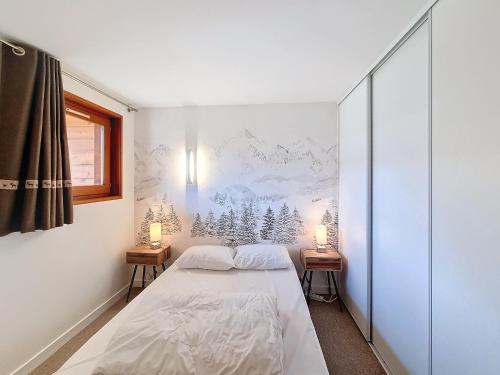 - une chambre avec un lit et 2 tables de nuit avec des lampes dans l'établissement Bouillandire-appartement- 7pers- Proche Centre, aux Gets