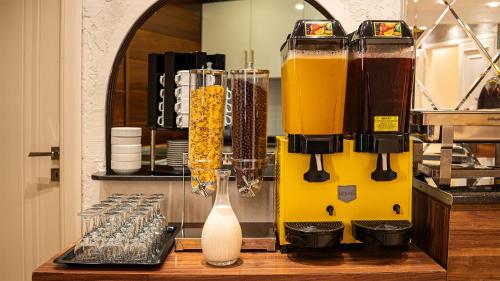 a kitchen with a juicer with a bunch of drinks at Ayasofya Hotel - Special Class in Istanbul