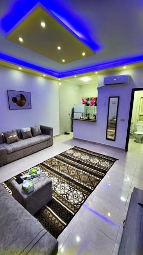 Χώρος καθιστικού στο Sheikh Zayed Apartment is available for all services