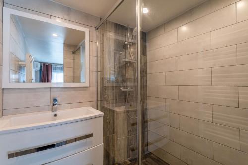 un bagno con lavandino e doccia di Villa Climatise Avec Grande Piscine a Saint-Laurent-de-la-Salanque
