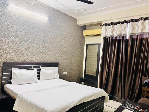 Postel nebo postele na pokoji v ubytování Hotel Omkar