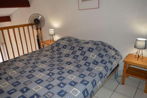 - une chambre avec un lit, deux lampes et un ventilateur dans l'établissement Studio mezzanine 4 couchages ARGELES SUR MER AR580-268, à Argelès-sur-Mer