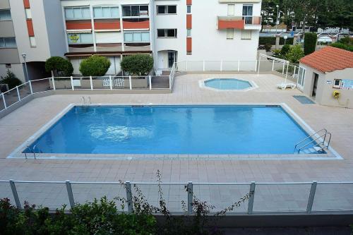 une grande piscine devant un immeuble dans l'établissement Studio mezzanine 4 couchages ARGELES SUR MER AR580-268, à Argelès-sur-Mer