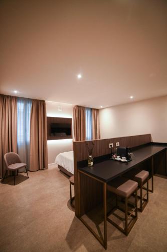 a hotel room with a desk and a bed at Modena Relax Luxury Rent Rooms in Modena