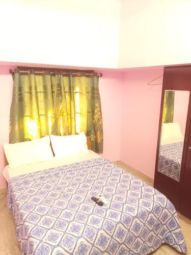 a bedroom with a bed and a window at La Vonto - Madurai Railway Junction in Madurai