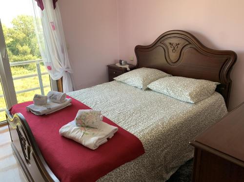 a bedroom with a bed with two towels on it at Appartement rooftop face à la mer in Apúlia