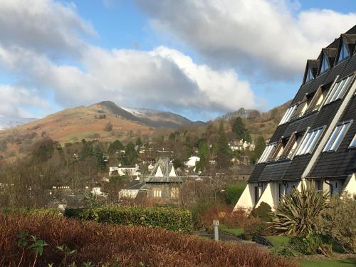 ein Gebäude mit einem Berg im Hintergrund in der Unterkunft Underhill in Ambleside
