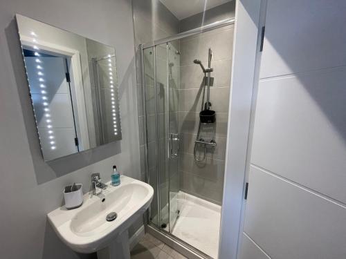 ein weißes Badezimmer mit Dusche und Waschbecken in der Unterkunft Portview in Portrush