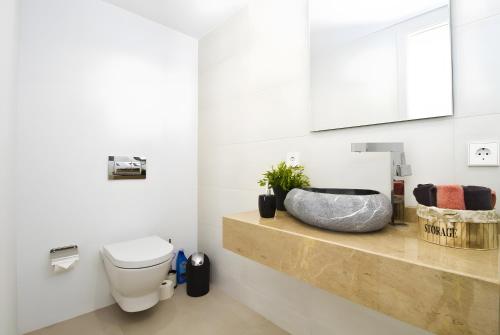 フォン・デ・サ・カラにあるCasa Blancaのトイレと洗面台付きのバスルーム