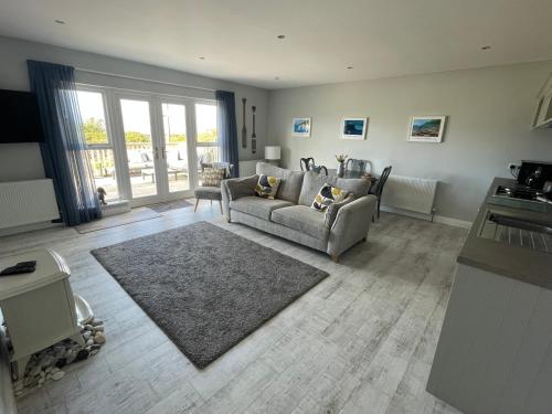 ein Wohnzimmer mit einer Couch und einem Teppich in der Unterkunft Portview in Portrush