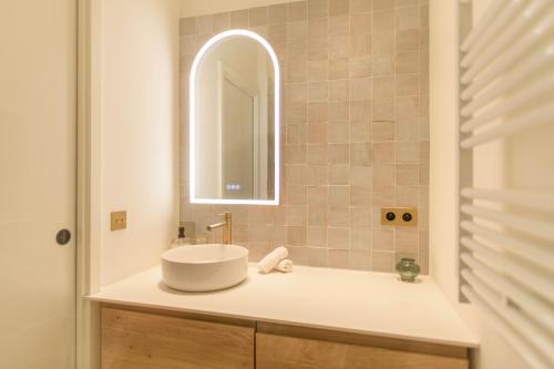 une salle de bain avec un lavabo et un miroir dans l'établissement Hyper Centre, balcon, 5min de la plage, AC, à Nice