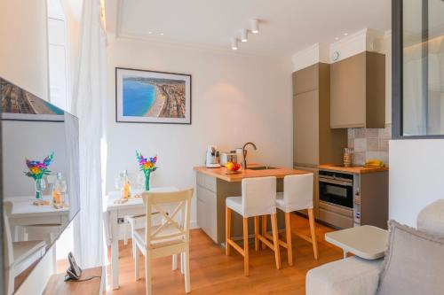 une cuisine avec une table et des chaises dans une pièce dans l'établissement Hyper Centre, balcon, 5min de la plage, AC, à Nice