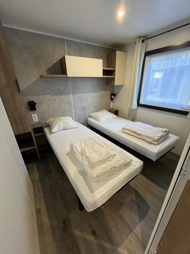 Mobilhomes Quiberon Camping Conguel - Bord de Merにあるベッド