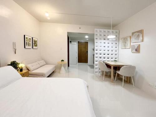 Ένα ή περισσότερα κρεβάτια σε δωμάτιο στο Cozy Condo with Pool & Gym Near Ayala Center