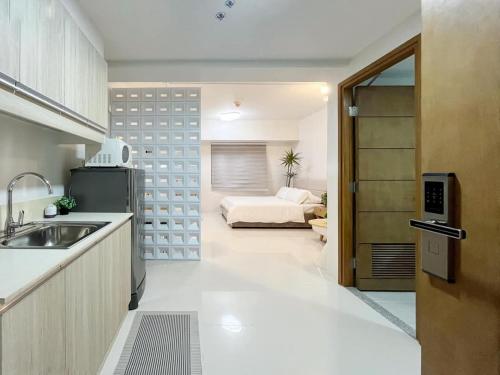 Η κουζίνα ή μικρή κουζίνα στο Cozy Condo with Pool & Gym Near Ayala Center