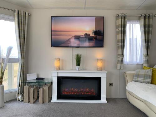 een woonkamer met een open haard en een tv aan de muur bij 97 DANBURY in Redcar
