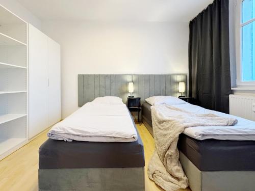 two twin beds in a room with a window at Ferienwohnung Himmelslicht in Frohse