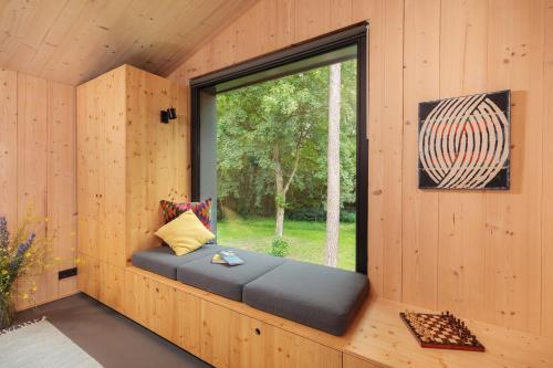a room with a window in a wooden house at Ferienhaus direkt am See Uckermark in Templin