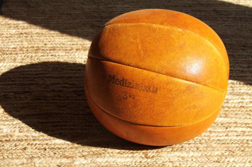 a basketball sitting on top of a rug at Ferienhaus direkt am See Uckermark in Templin