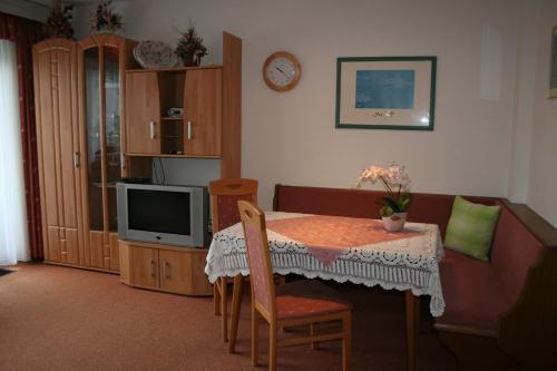 A television and/or entertainment centre at Ferienhaus Marianne