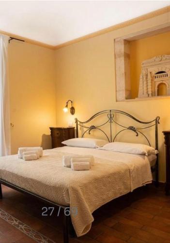 Una cama o camas en una habitación de B&B Ares Charme