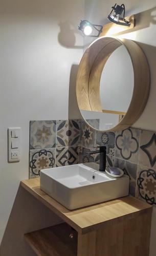 une salle de bain avec un lavabo et un miroir dans l'établissement Les treilles de Provence, Gîte Le muscat, à Villeneuve-lès-Avignon