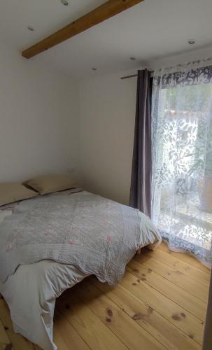 une chambre avec un lit et une fenêtre dans l'établissement Les treilles de Provence, Gîte Le muscat, à Villeneuve-lès-Avignon